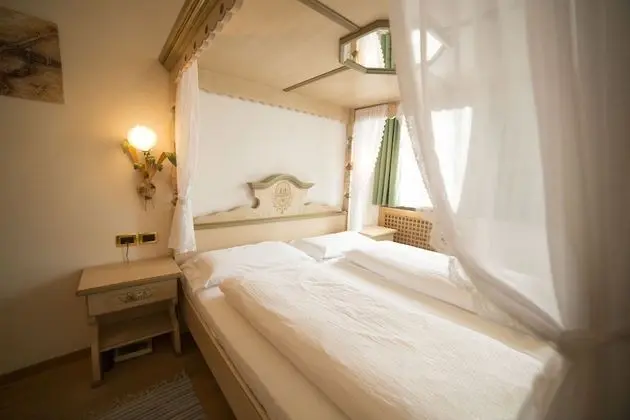 Tek Büyük Yataklı Oda (Table)