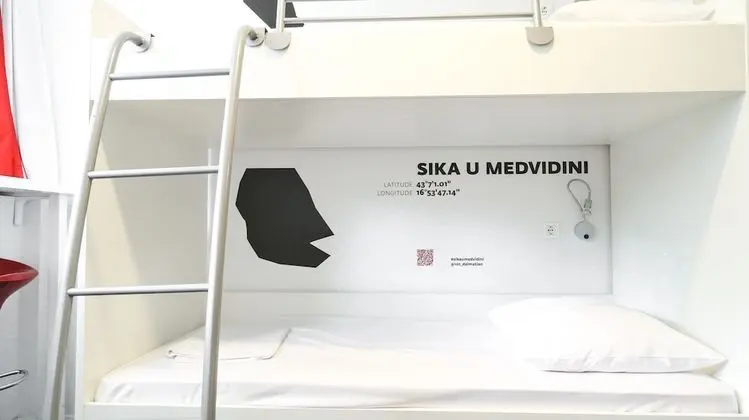 Bed in 6-Bed Mixed Dormitory Room with Private Bathroom