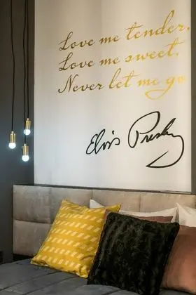 Standard Oda, Penceresiz (Elvis Presley)