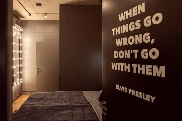 Standard Oda, Penceresiz (Elvis Presley)