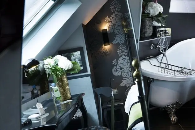 Signature Tek Büyük Yataklı Oda, 1 Büyük (Queen) Boy Yatak, Küvet (Design)