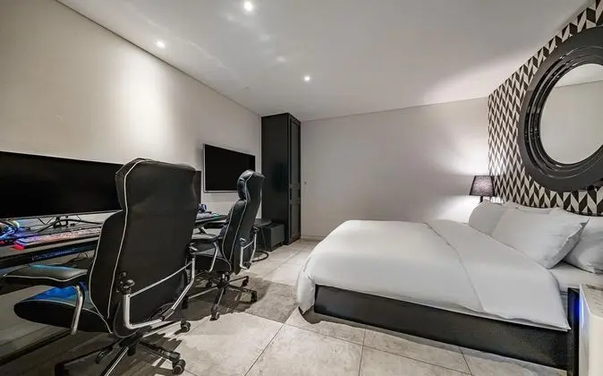 Couple PC Room
