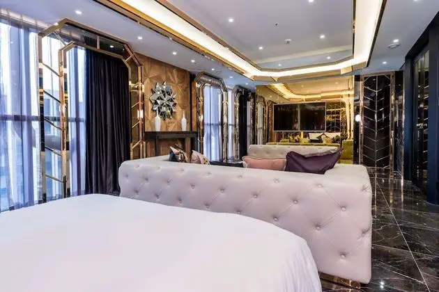 Designers Suite (Design of the room will be randomly assigned)