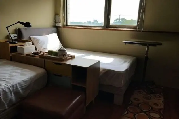 İki Ayrı Yataklı Oda, Ortak Banyo