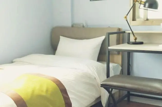 İki Ayrı Yataklı Oda, Ortak Banyo