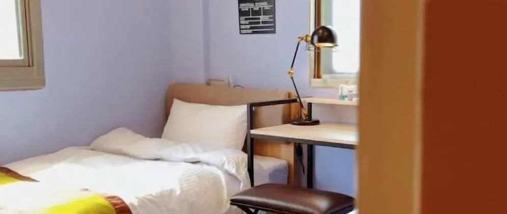 İki Ayrı Yataklı Oda, Ortak Banyo