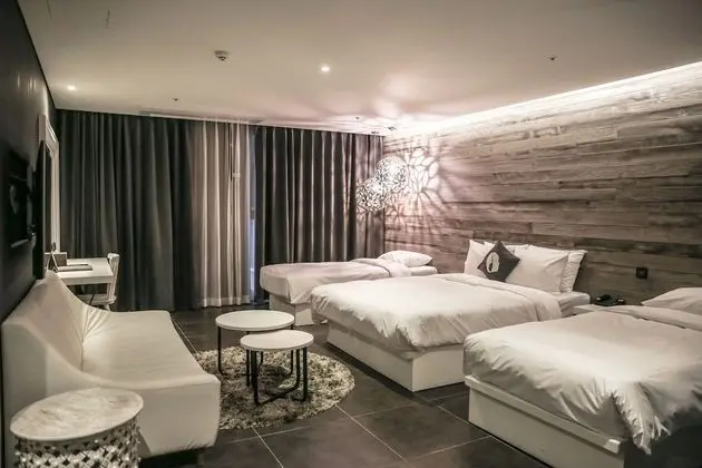 Üç Kişilik Oda (Designer Suite)