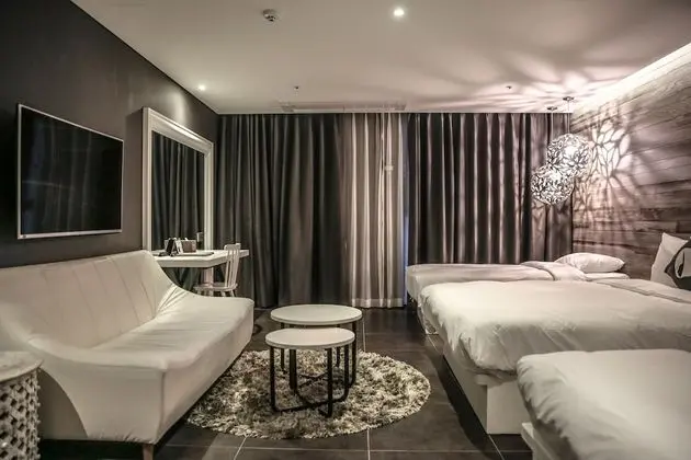 Üç Kişilik Oda (Designer Suite)