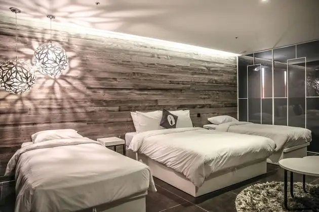 Üç Kişilik Oda (Designer Suite)