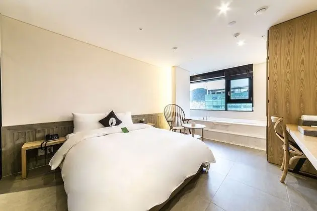 Premium Double Room - 20% discount coupon for beverage at Dessert 39 Café (2F)