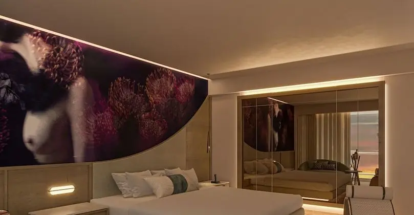 Seductive Pool-View Swim-up Suite