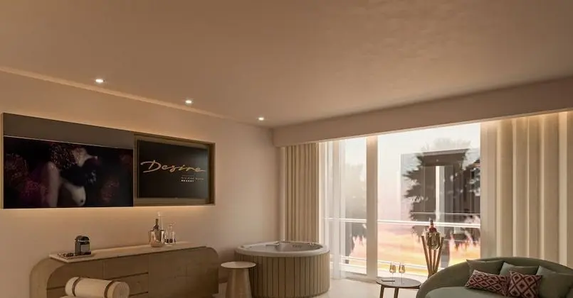 Seductive Pool-View Swim-up Suite