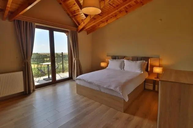Deluxe Üç Kişilik Oda , Bahçe Manzaralı, Balkonlu