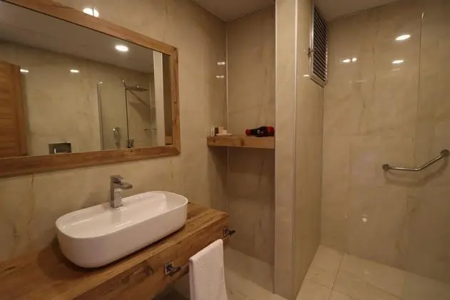 Deluxe Üç Kişilik Oda , Bahçe Manzaralı, Balkonlu