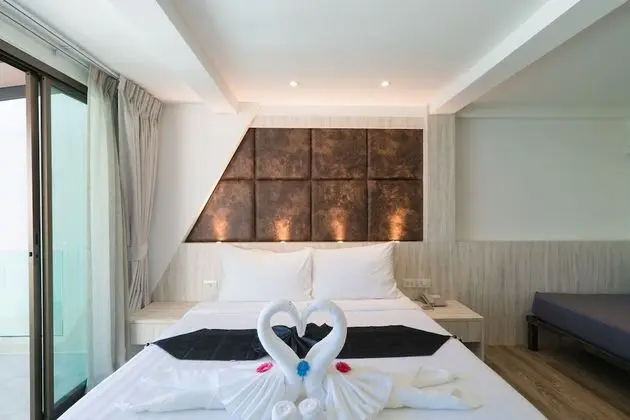 Deluxe Family Suite with Balcony (Sea View)