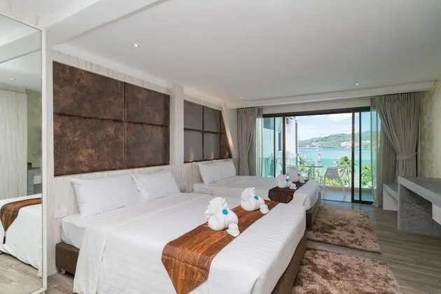 Deluxe Family Suite with Balcony (Sea View)