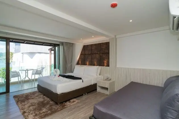 Deluxe Family Suite with Balcony (Sea View)