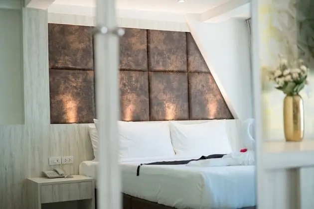 Deluxe Triple with Balcony (Sea View)