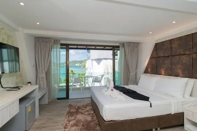 Deluxe Triple with Balcony (Sea View)