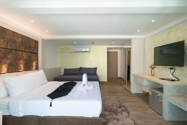 Deluxe Triple with Balcony (Sea View)