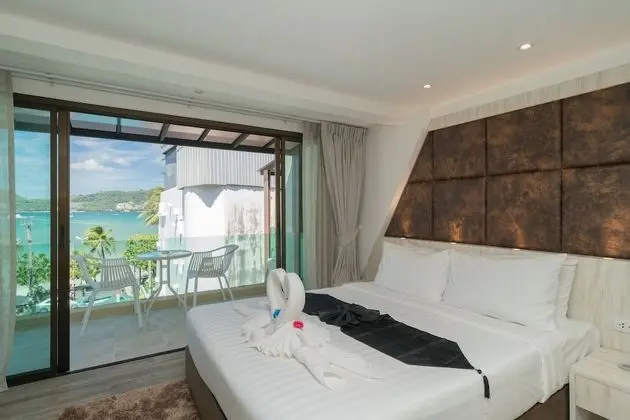 Deluxe Triple with Balcony (Sea View)