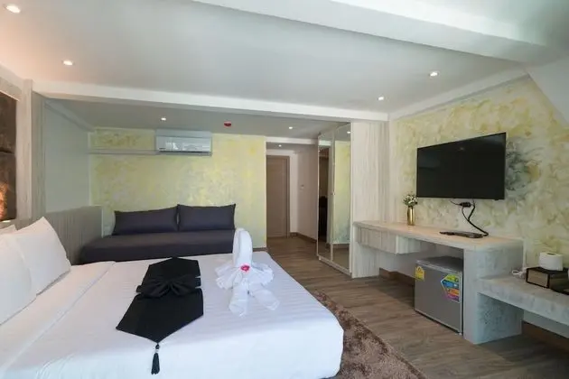 Deluxe Triple with Balcony (Sea View)