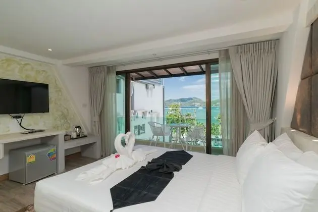 Deluxe Triple with Balcony (Sea View)