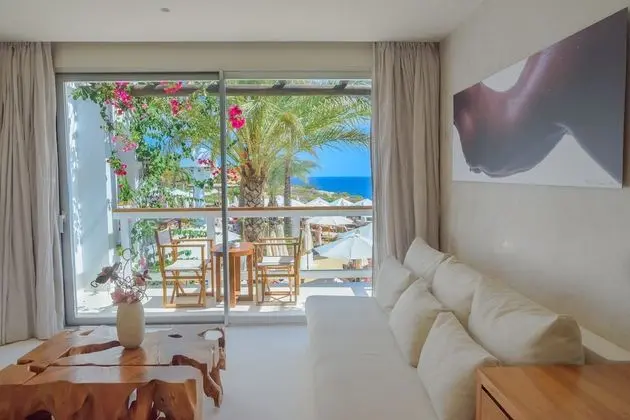 Destino Room Junior Suite - entrance to Pacha Club included