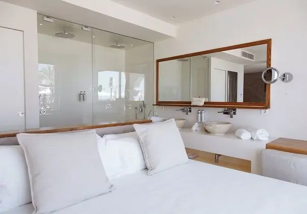 Destino Room Junior Suite - entrance to Pacha Club included