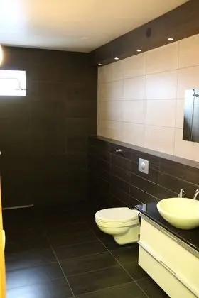 Tek Büyük veya İki Ayrı Yataklı Oda, Ortak Banyo (Small)