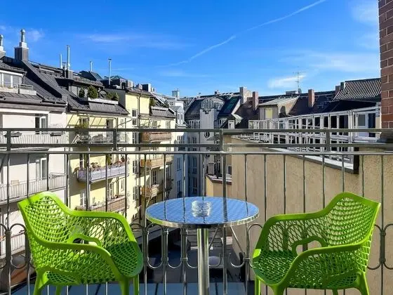 Junior Süit, Balkon