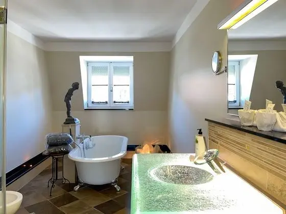 Junior Süit, Balkon