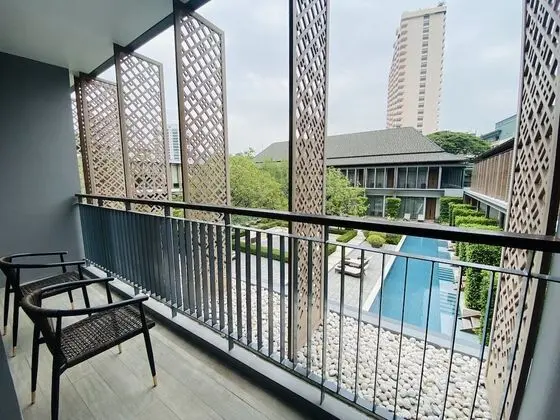 Deluxe King Pool View