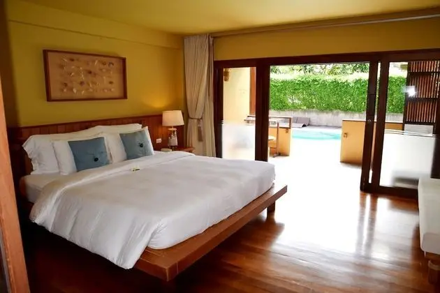 Grand Deluxe, Pool Access
