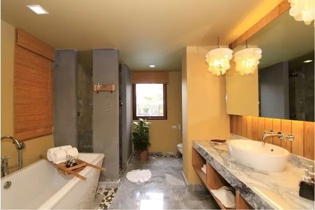 Grand Deluxe, Pool Access