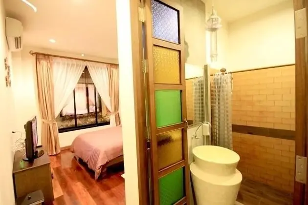 8 Bedrooms House