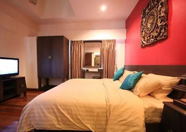 8 Bedrooms House