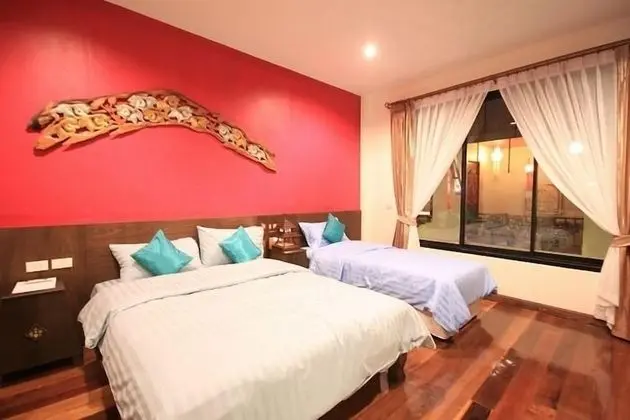 8 Bedrooms House
