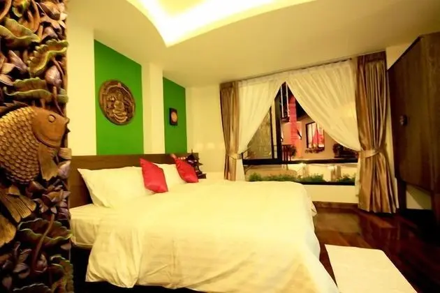 8 Bedrooms House