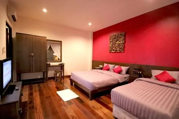 8 Bedrooms House