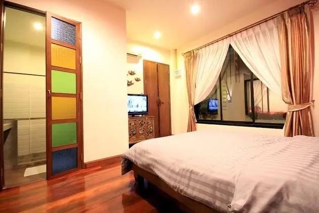8 Bedrooms House