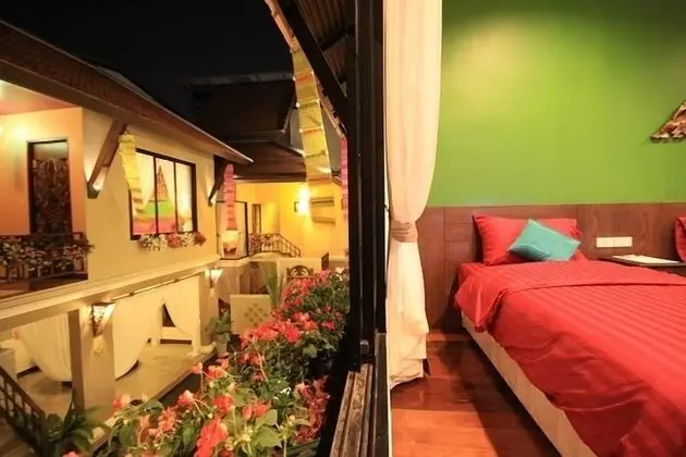 8 Bedrooms House