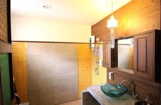 8 Bedrooms House