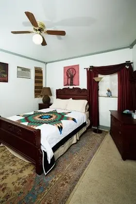 Oda, 1 Büyük (Queen) Boy Yatak, Sigara İçilmez (The Green Room)