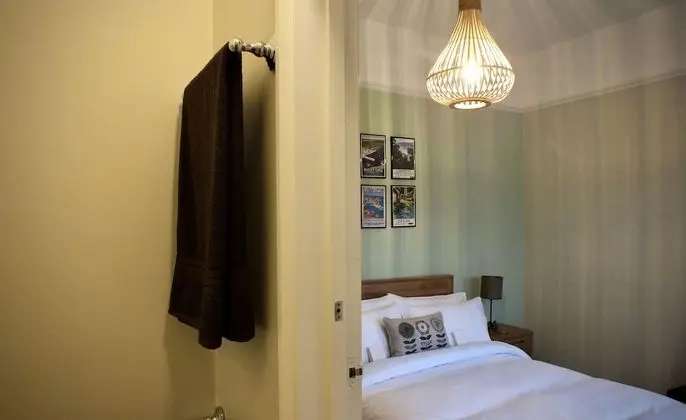Tek Büyük Yataklı Oda (Soft Green Room)