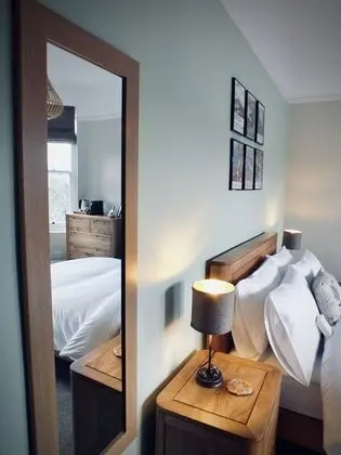 Tek Büyük Yataklı Oda (Soft Green Room)