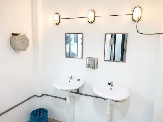Basic Ortak Ranzalı Oda, Sadece kadınlar için, Ortak Banyo