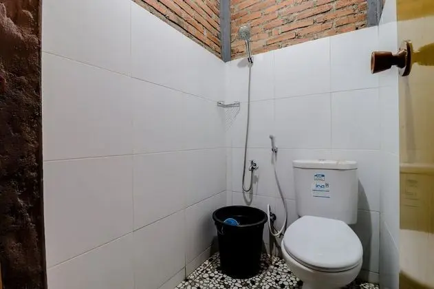 Ortak Ranzalı Oda, Sadece erkekler için, Ortak Banyo
