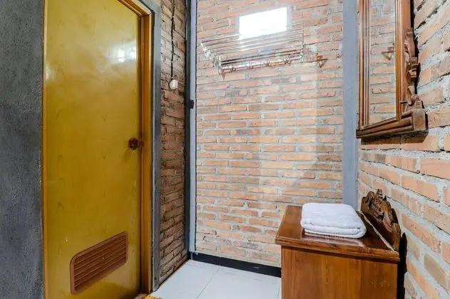 Ortak Ranzalı Oda, Sadece kadınlar için, Ortak Banyo
