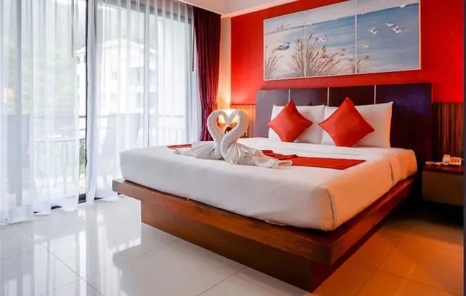 Deluxe Tek Büyük Yataklı Oda, Havuz Manzaralı